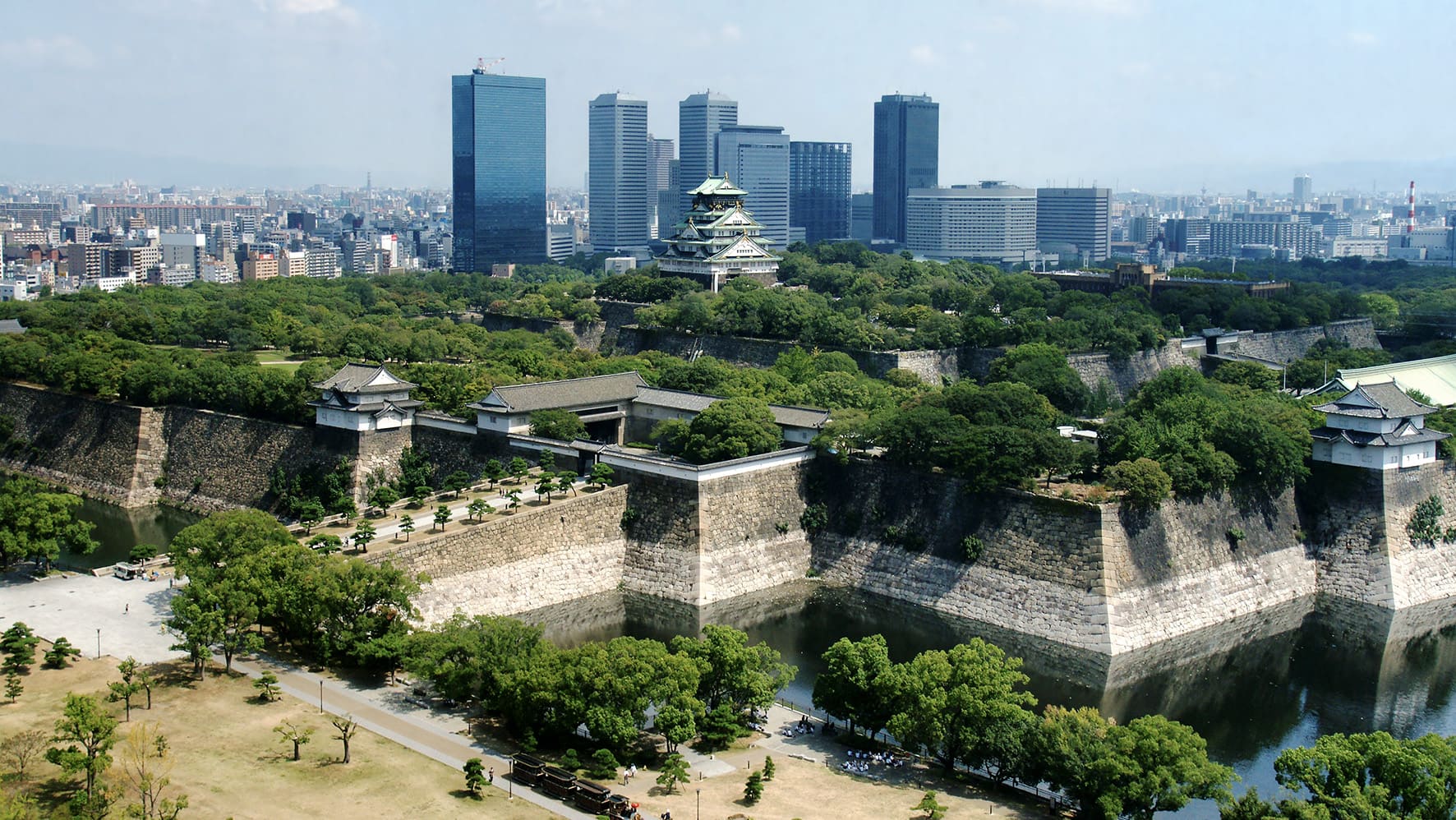 大阪城と周辺市街地を俯瞰した航空写真。堀と城郭の配置が分かり、かつて豊臣政権の象徴だった拠点が、戦後の秩序再編の“舞台”として扱われたことを示す。