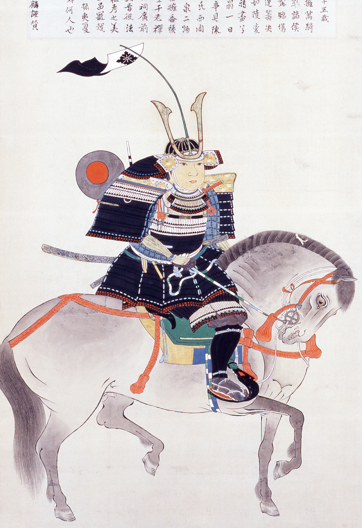 甲冑をまとった武将が馬に騎乗し、堂々と正面を見据える姿を描いた絵。大きな旗指物が風を受け、武威と権威、戦国武将の象徴的な力強さが強調されている。