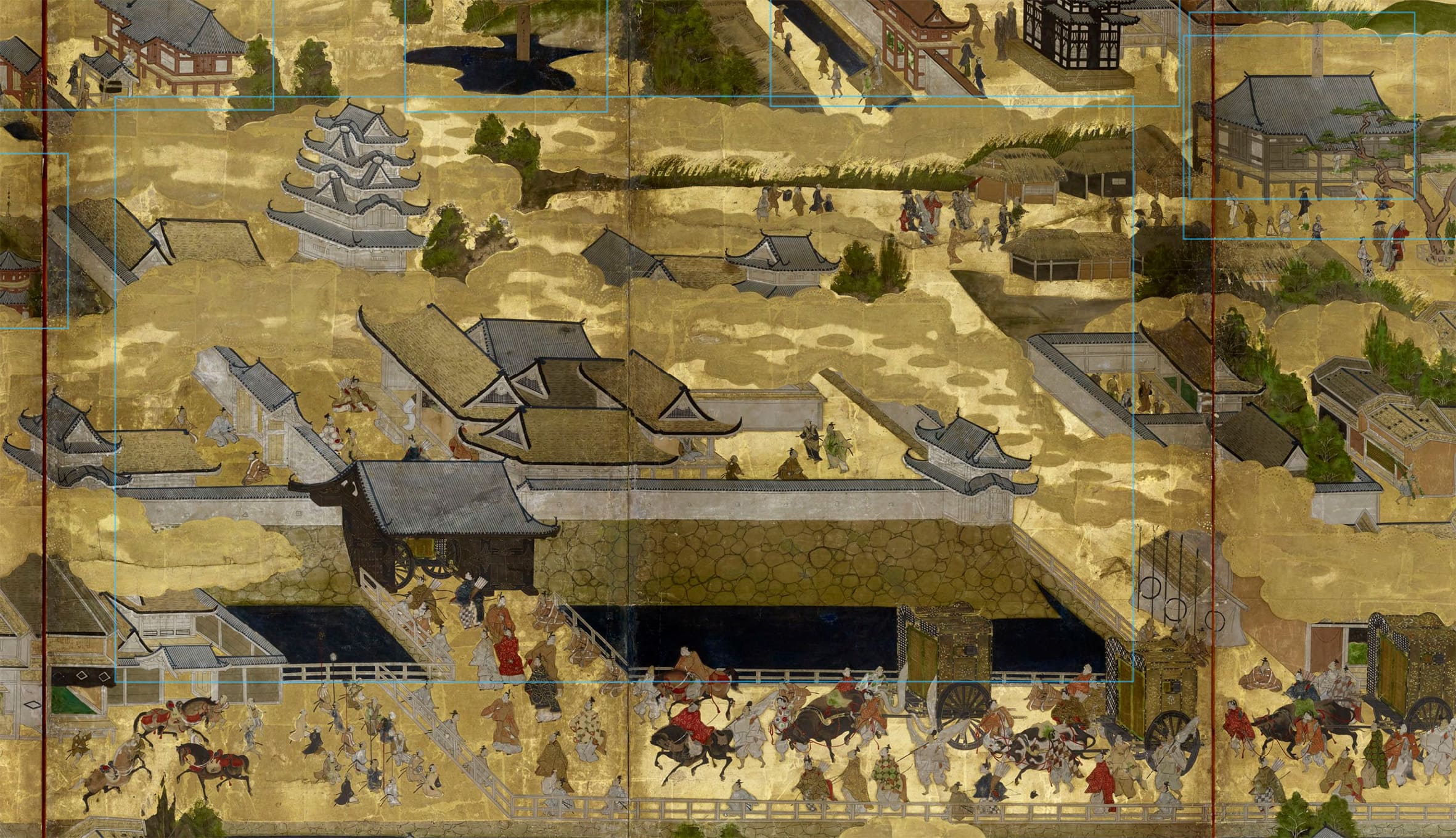 京都の町並みと寺社、橋、通りを俯瞰視点で描いた《洛中洛外図屏風》の左隻。金地の画面に、商家が立ち並ぶ市街地や人々の往来、寺院や神社、周辺の山並みが緻密に描かれている。左隻第四扇には、現在は失われた天守をもつ二条城と、城門に入る御所車の列が表され、近世初期の京都の都市景観と政治的行事の様子を伝えている。