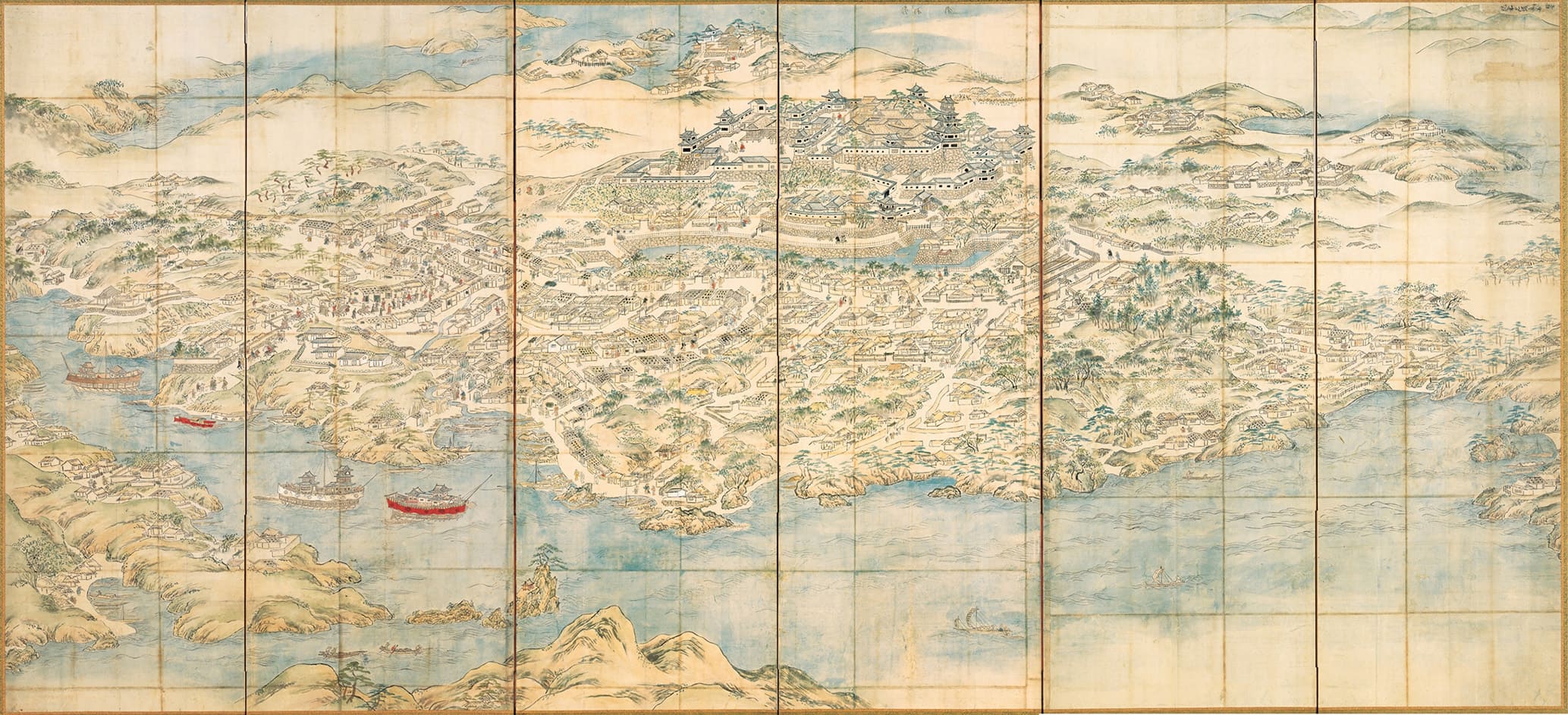 肥前名護屋城図屏風。海岸線に築かれた名護屋城を中心に、天守や御殿、周囲の大名陣屋、城下町に集まる商人や人々の往来が俯瞰的に描かれている。朝鮮出兵期に形成された巨大な軍事都市の構造と、その過密な様子が表現されている。