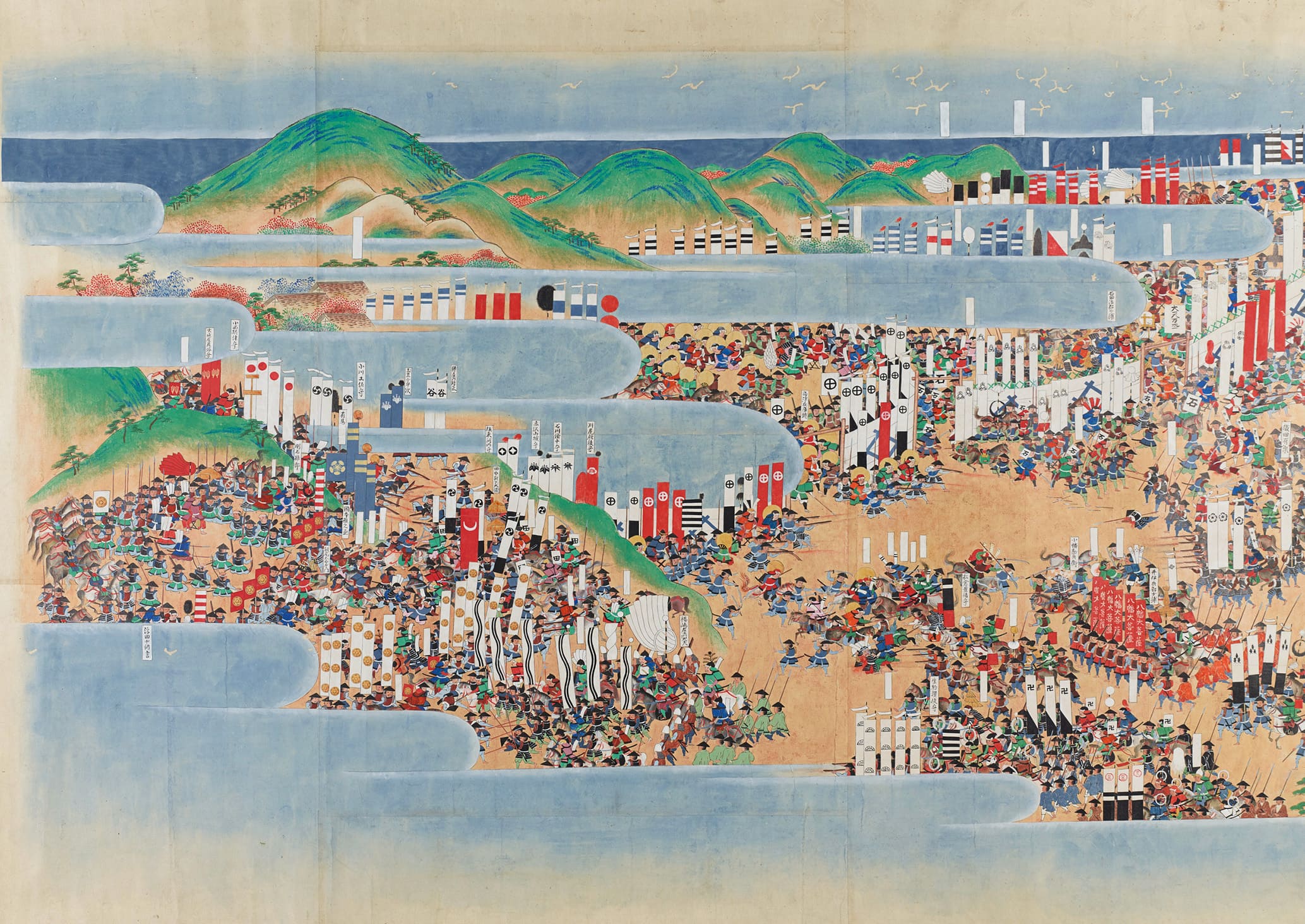 横方向に広がる戦線上で、複数の部隊が同時に展開する様子を描いた合戦図。軍勢は帯状に連なり、前後左右に分断された配置が広い空間構成として表現されている。